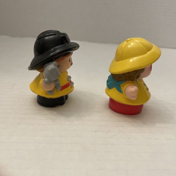 Fisher Price Little People Maggie in Raincoat and Fireman Saves Kitten - Picture 5 of 6